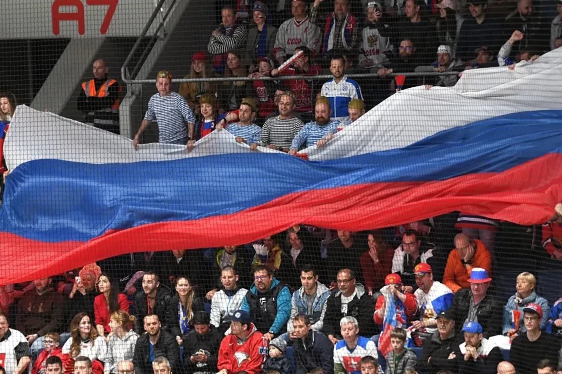 ISU может запретить пронос флагов России на трибуны