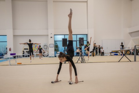 Zəriflik və güc birlikdə: Azərbaycan bədii gimnastları III MDB Oyunlarına hazırlaşır - FOTO