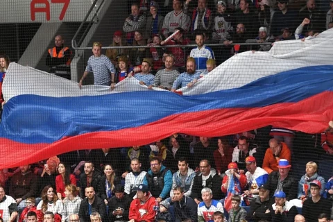 ISU может запретить пронос флагов России на трибуны