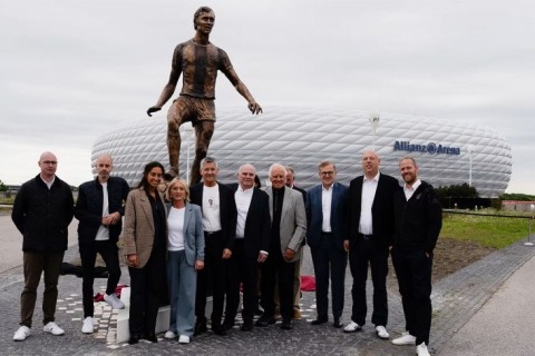 Münhendə futbol əfsanəsinin abidəsi ucaldılıb - FOTO