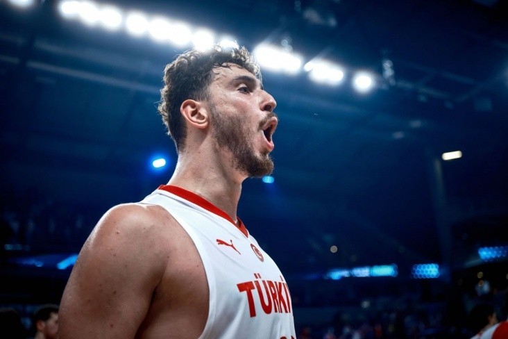 Alperen Şengün komanda yoldaşına bahalı saat alacaq - Adetokunboya görə