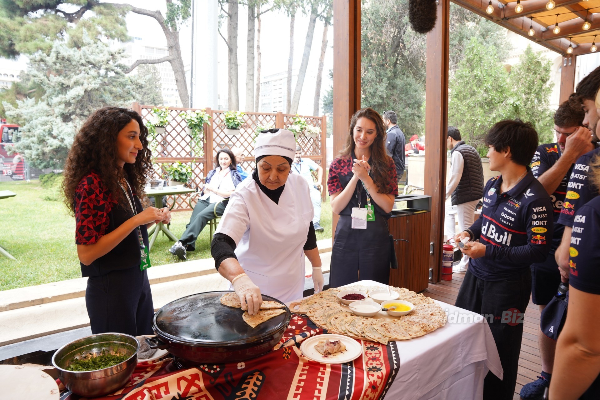 "Alpine" pilotları Bakıda qutab hazırlayıblar - VİDEO