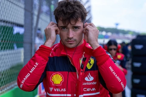 "Ferrari"nin pilotu Bakıda velosiped sürdü - VİDEO