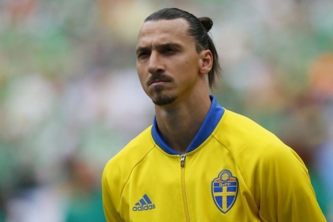 Zlatan İbrahimoviç karyerası boyunca qazandığı bütün kubokları nümayiş etdirib