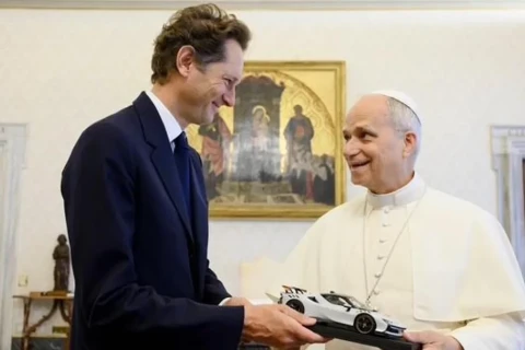 Roma Papasına “Formula-1” avtomobilinin sükanını bağışlayıblar - VIDEO