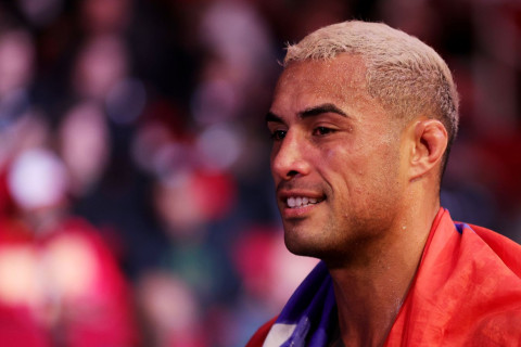UFC-nin əsas döyüşündə Karlos Ulberq Dominik Reyesi nokauta saldı