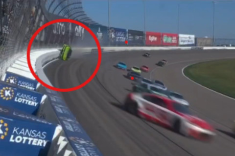 İki dəfə aşdı, 320 km/saatla “uçdu”: NASCAR yarışındakı təhlükəli anın GÖRÜNTÜLƏRİ - VİDEO