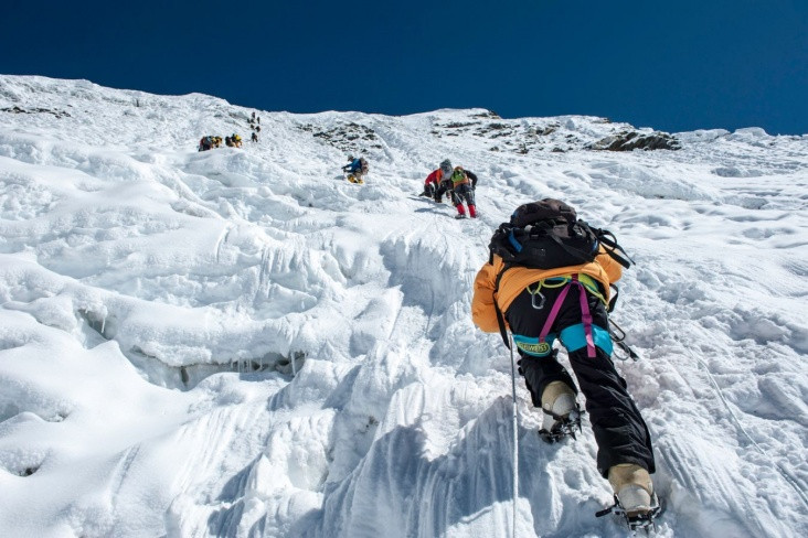 ABŞ-da alpinist canlı yayımda qayadan yıxılaraq həlak olub