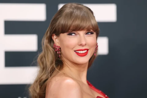 Müğənni Teylor Svifti “Real”la nə bağlayır?
