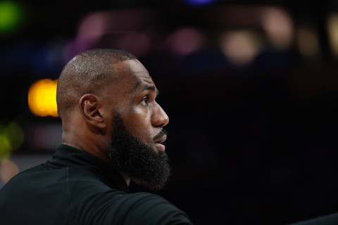 Azarkeş Lebron Ceymsi aldadıcı reklama görə məhkəməyə verdi