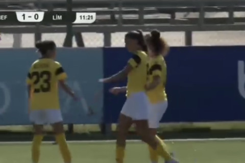 Azərbaycanda qadın futbolçu rəqibini yumruqla vurdu - VİDEO