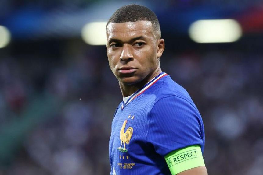 Mbappe zədəli halda komanda yoldaşlarının əhatəsində - FOTO