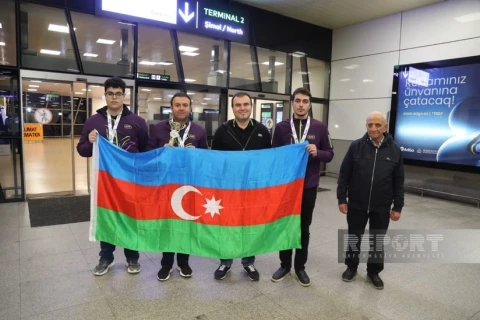 Сборная Азербайджана по шахматам, завоевавшая "серебро" на чемпионате Европы, вернулась на родину