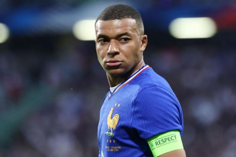 Mbappe zədəli halda komanda yoldaşlarının əhatəsində - FOTO