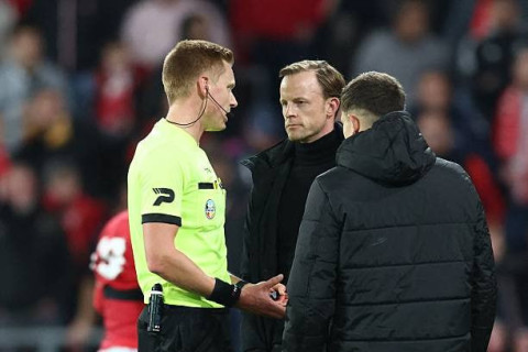 Belgian Pro League match between Standard and Antwerp abandoned due to fan incident - VIDEO