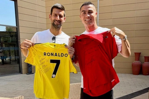 Novak Cokoviçlə Kriştiano Ronaldo bir-birilərinə imzalı forma hədiyyə ediblər - FOTO