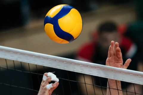 Braziliyanın voleybol çempionatında top uzun müddət yerə düşmədi - VİDEO