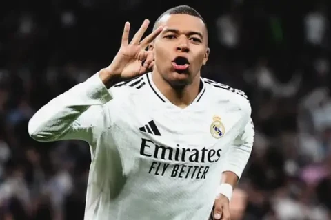 Килиан Мбаппе получил "Золотую бутсу" за лучший результат в Европе - ВИДЕО