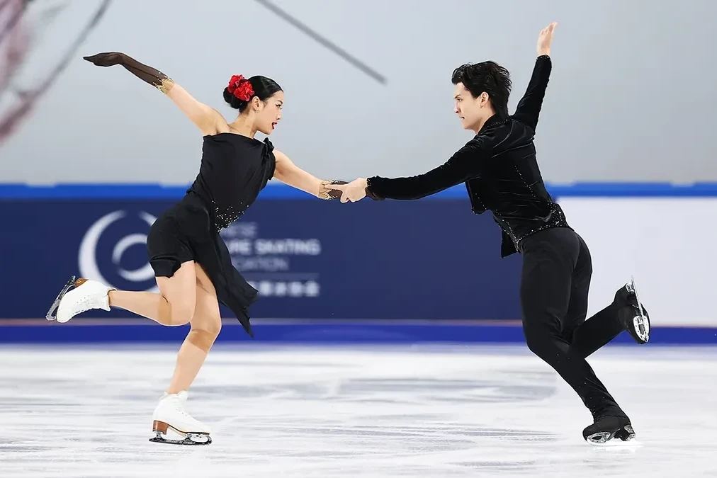 ISU расследует китайских фигуристов из-за игрушки в форме баллистической ракеты - ВИДЕО