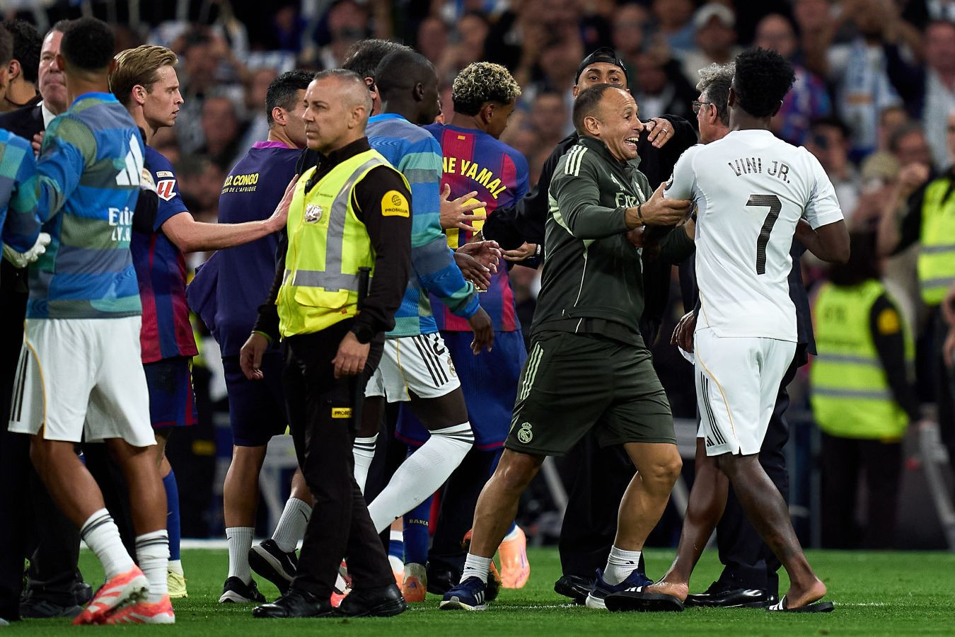 Перепалка Ямаля и Винисиуса после Эль-Класико попала в объектив камер