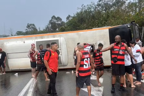 Flamengo fans’ bus overturns in Rio de Janeiro - PHOTO