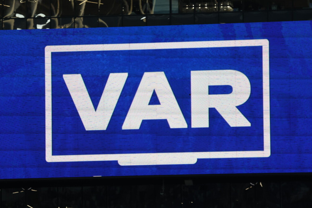 IFAB предлагает разрешить VAR вмешиваться в случае неправильного показа второй желтой карточки