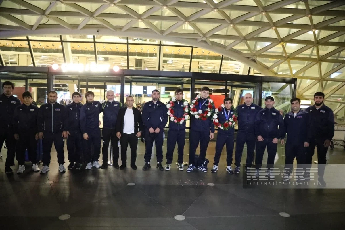 Азербайджанские борцы, завоевавшие медали на чемпионате мира, вернулись на Родину
