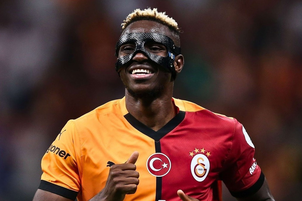 “Barselona” Levandovskini əvəzləyəcək hücumçular siyahısına Osimheni daxil edib