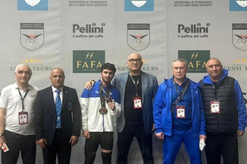 Азербайджанский тяжелоатлет завоевал три серебряные медали на чемпионате Европы - ФОТО/ВИДЕО