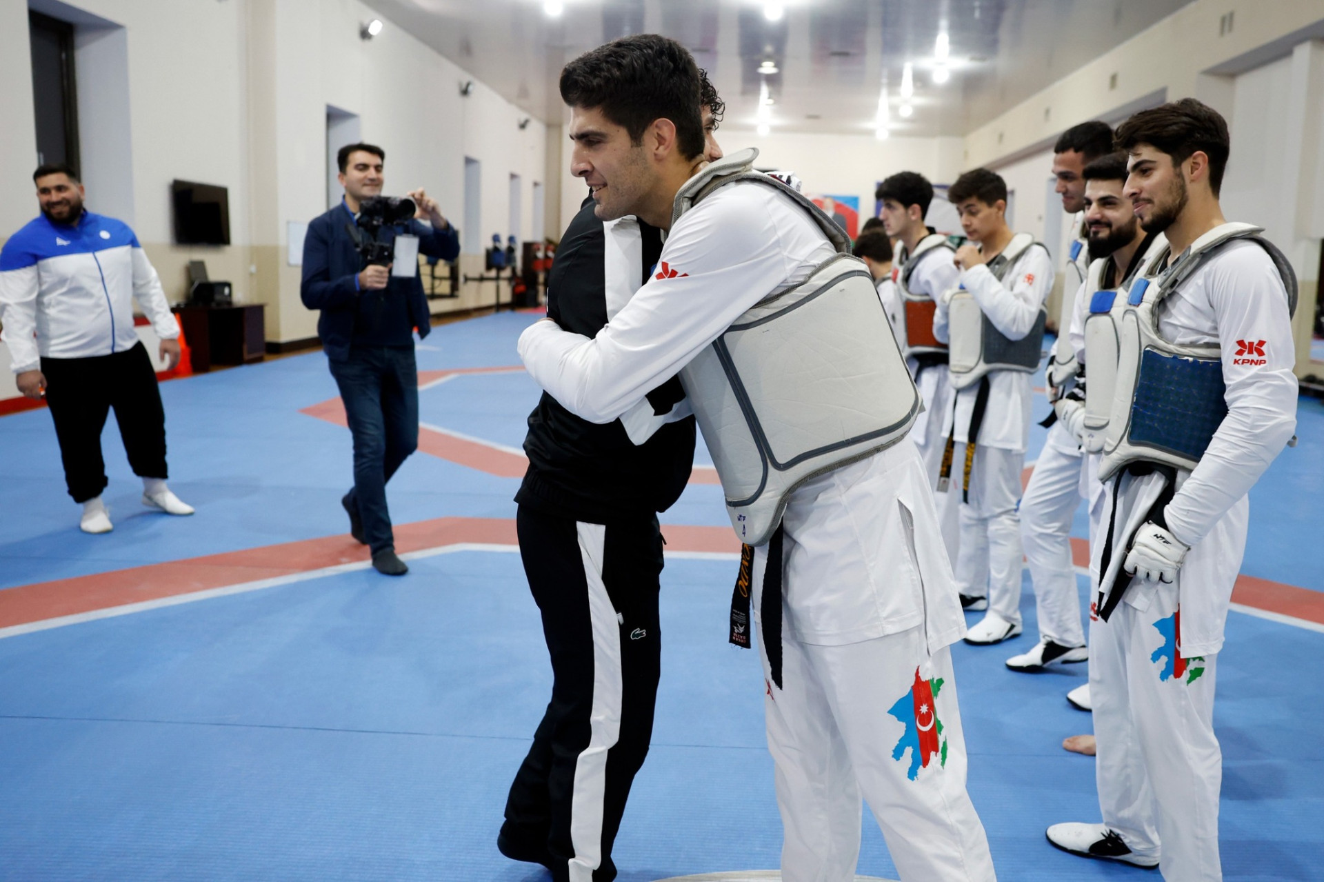 Osmon lopez porno onlayn Erining qarzini uzib ishlayotgan ayolning porno videosi