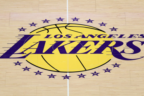 НБА одобрила продажу "Лейкерс" за рекордную для спорта сумму