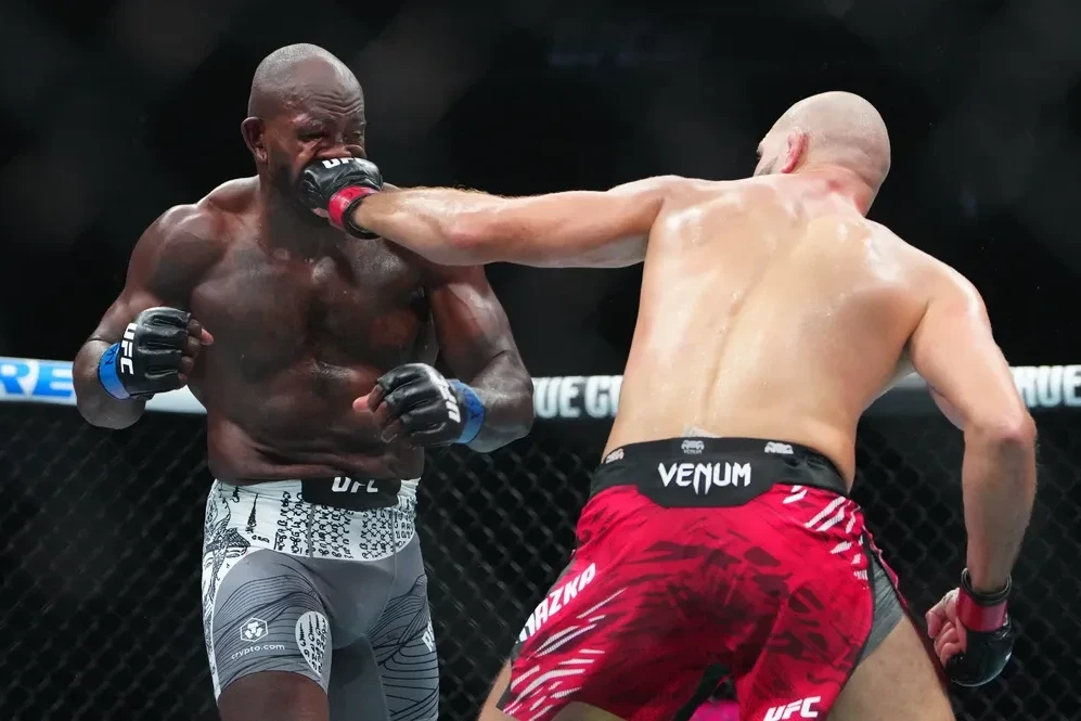 В UFC назвали бой Прохазки и Раунтри лучшим в октябре