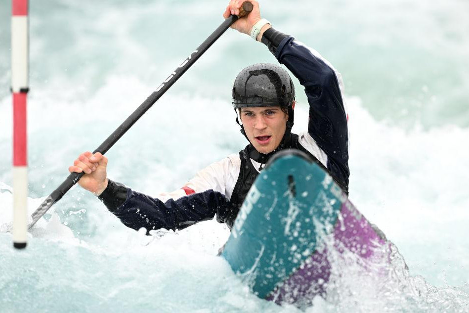 Британского каноиста Розенталса отстранили после публикации интимного видео из самолета