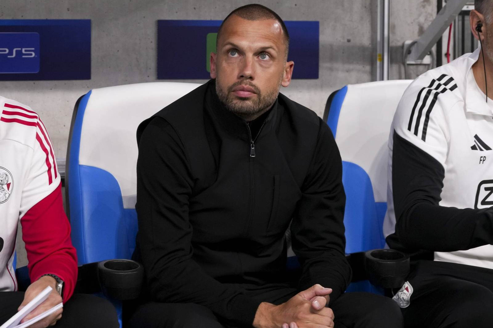 Соперник "Карабаха" уволил Джона Хейтингу с поста главного тренера и хочет вернуть тен Хага