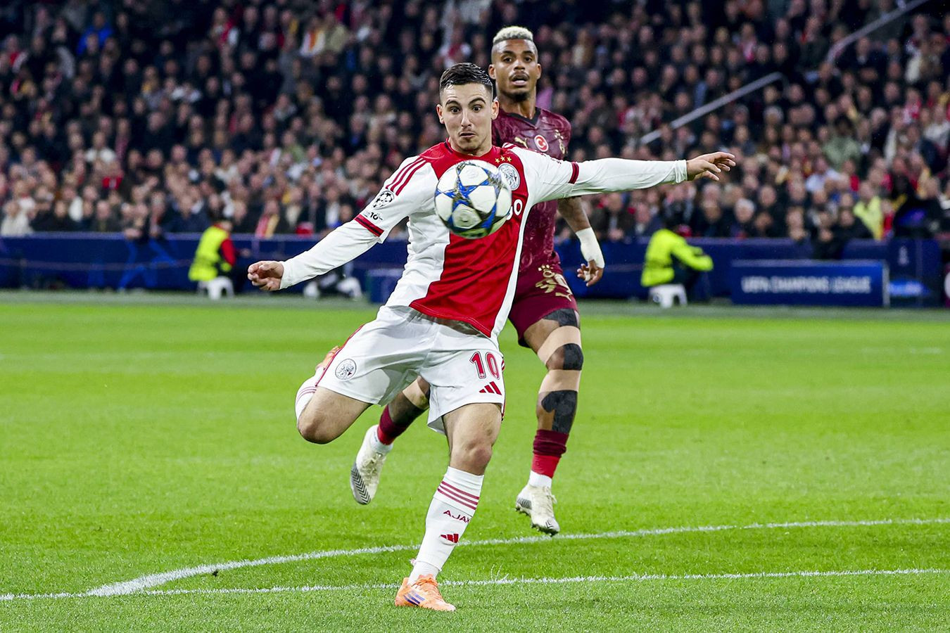 Хет-трик Осимхена помог "Галатасараю" разгромить "Аякс" в матче Лиги чемпионов - ВИДЕО