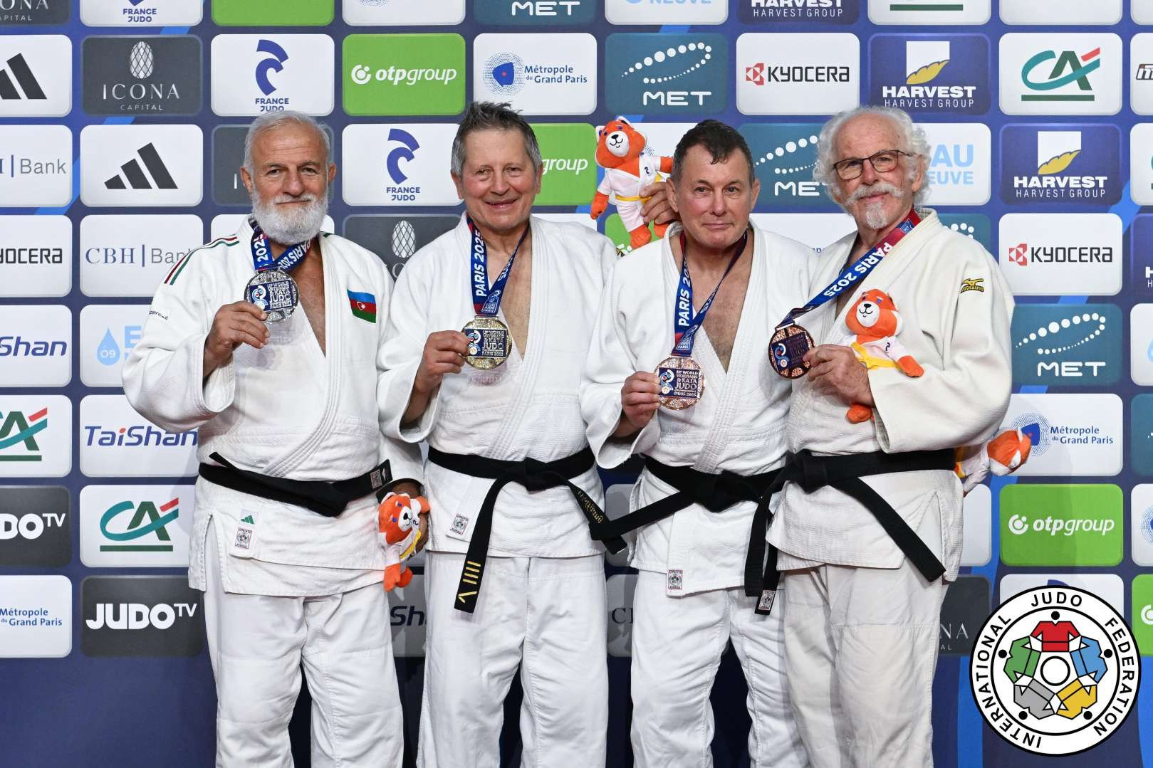 Чемпиона мира среди ветеранов: азербайджанский дзюдоист взял "серебро" в последний день турнира