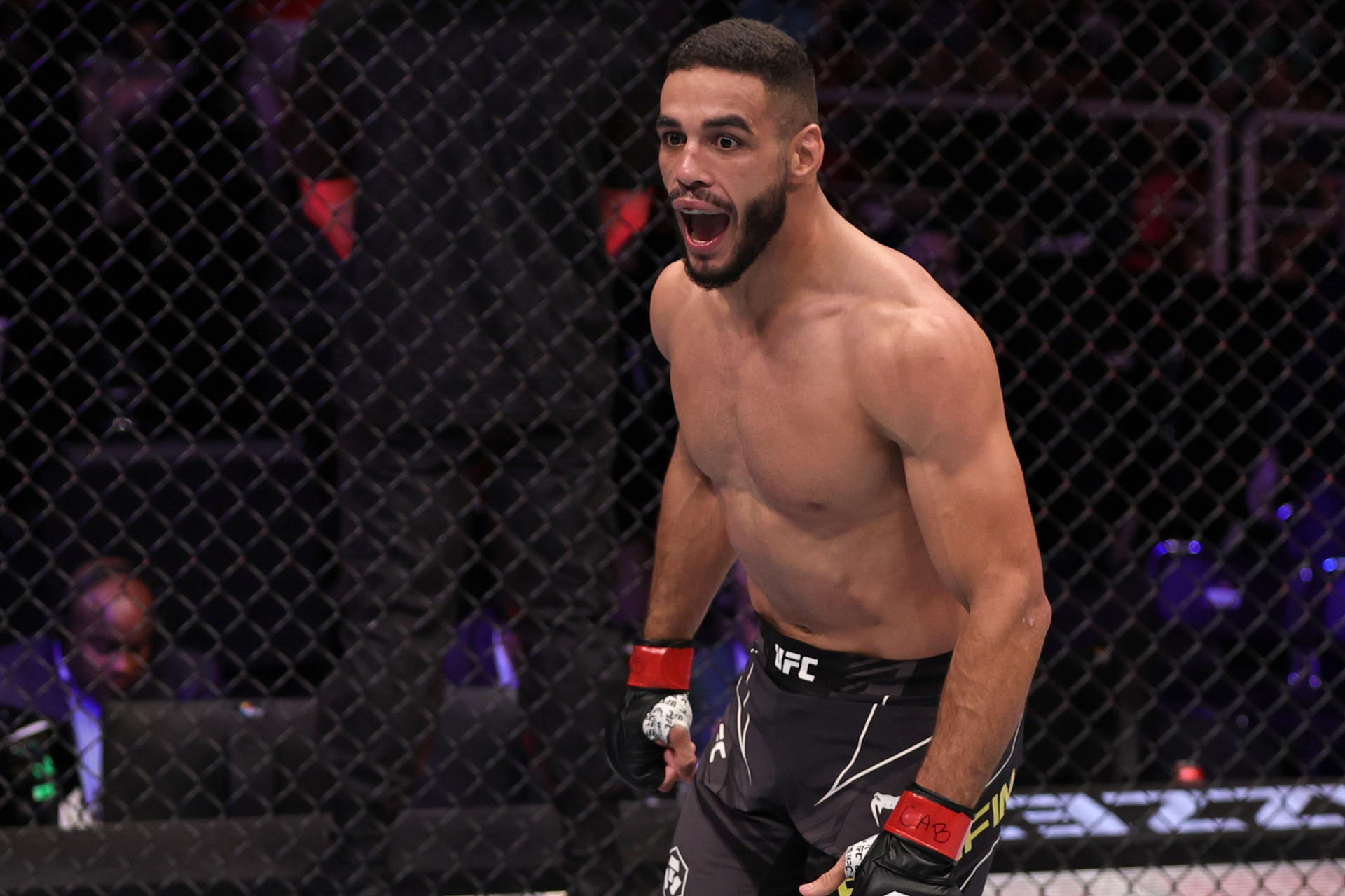 Bonfim Braun üzərində nokaut qələbəsi ilə UFC-də əsas döyüşü qazanıb - VİDEO