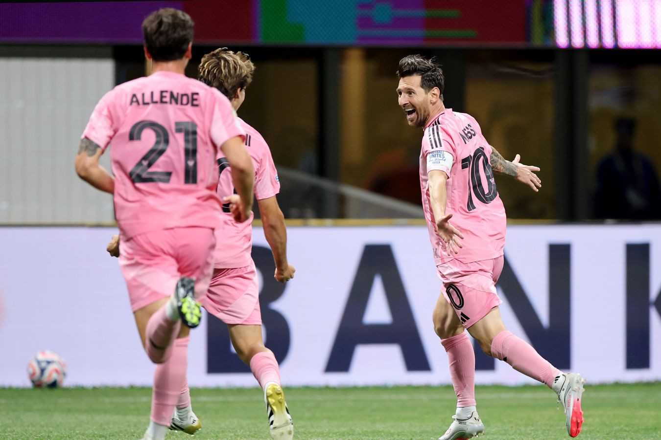 Дубль Месси вывел "Интер Майами" в 1/4 финала плей-офф MLS - ВИДЕО