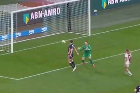 Qadınlar arasında keçirilən Niderland çempionatında gözlənilməz qol - VİDEO