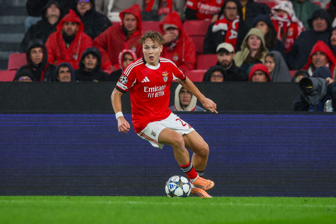 Форвард "Бенфики" обвинен в распространении порнографии с участием несовершеннолетних