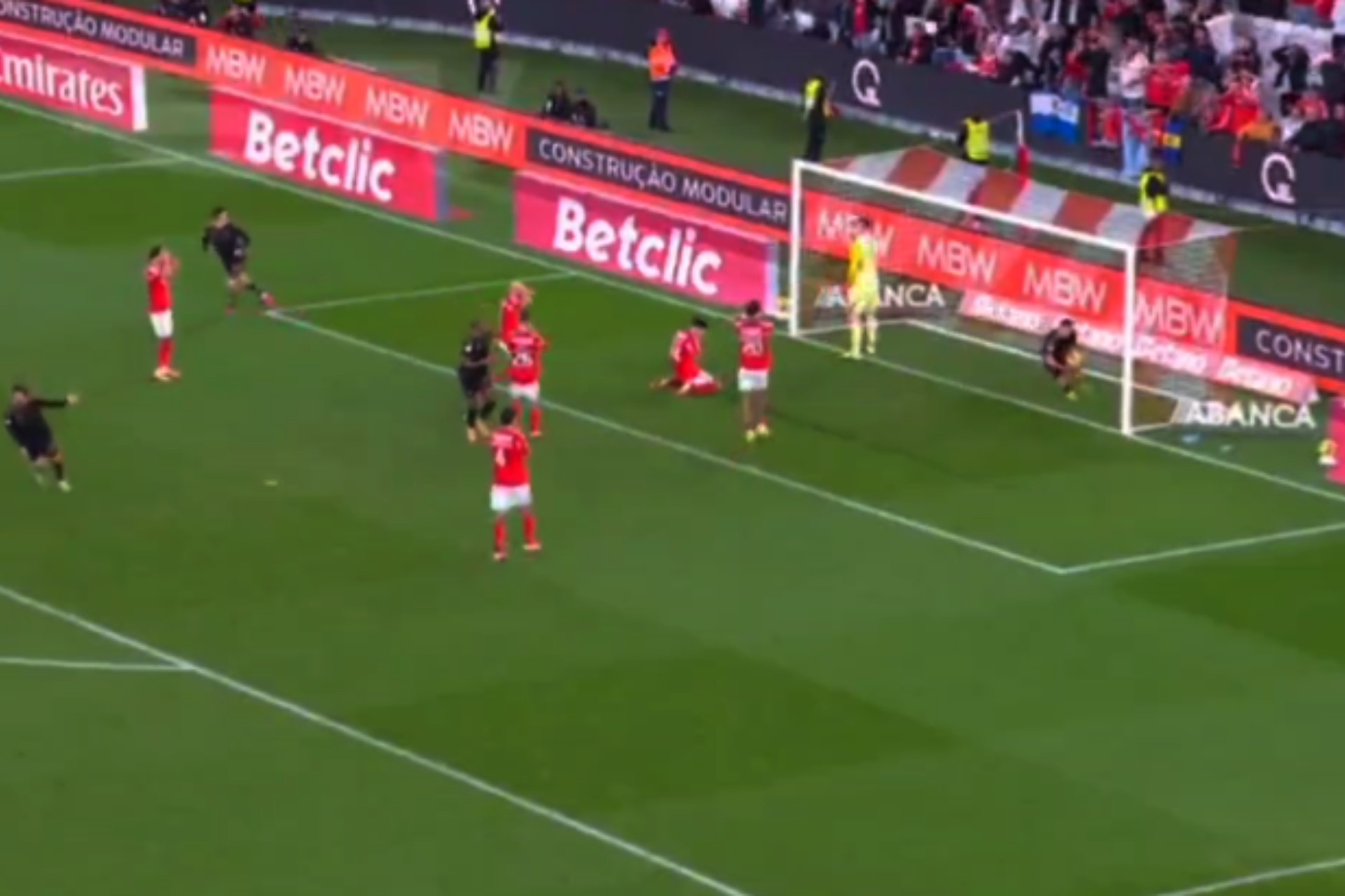 "Benfika" tarixinin ən gülməli qollarından birini buraxıb - VİDEO