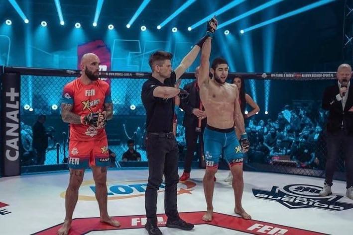 Азербайджанский боец Алискандер Алиев одержал досрочную победу на турнире FEN в Польше