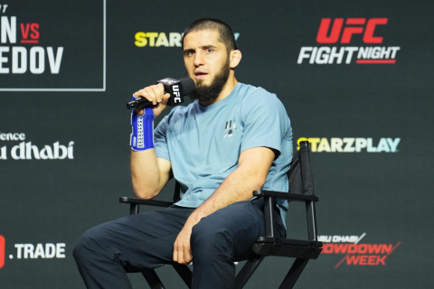 Ислам Махачев появился с ножом перед боем на UFC 322 - ФОТО