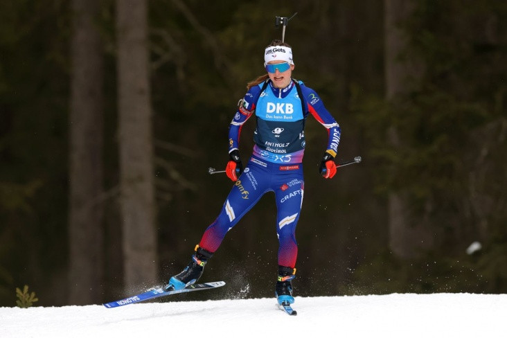 Fransa millisinin biatlonlonçusu komanda yoldaşının tüfənginin ayarlarını dəyişdirərkən ələ keçib