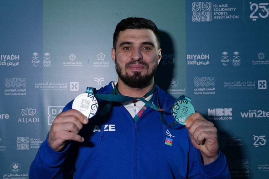Азербайджанский тяжелоатлет завоевал два серебра на Исламиаде