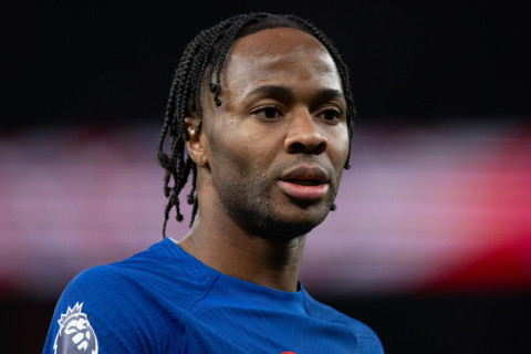 Дом Стерлинга в Англии пытались взломать, когда он находился внутри с семьей