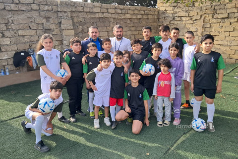Ayxan Abbasov Kürdəxanıda həyətini uşaqlar üçün futbol meydanına çevirən məşqçini ziyarət edib - FOTO/VİDEO