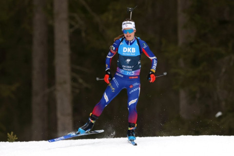 Fransa millisinin biatlonlonçusu komanda yoldaşının tüfənginin ayarlarını dəyişdirərkən ələ keçib