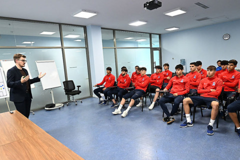 Azərbaycanın U-19 millisi üçün maarifləndirici sessiya keçirilib - FOTO