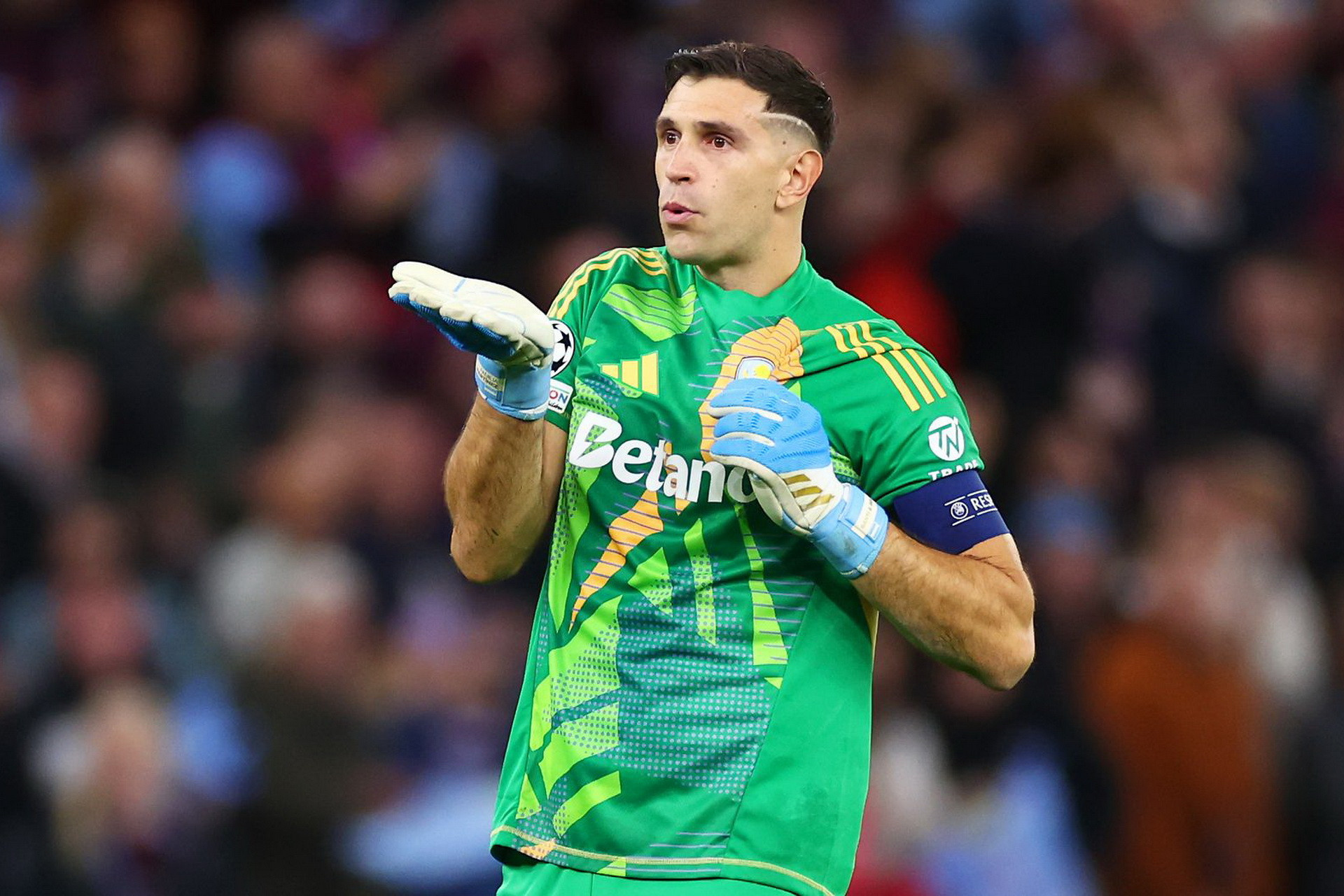 Emiliano Martinez Qattuzoya cavab verdi